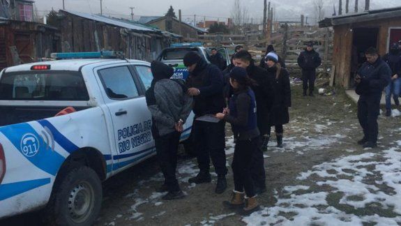 Empleado municipal le arrebató el arma a un policía y lo detuvieron