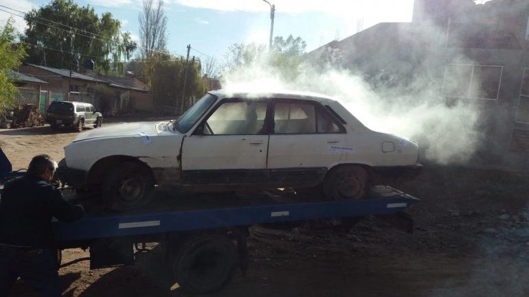Tiró bomba molotov a un inspector para evitar que se lleven un auto en Neuquén