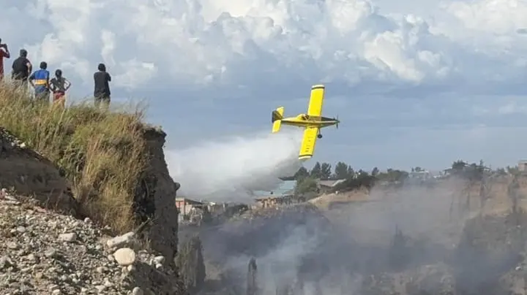 Los combatientes del Splif El Bolsón se sumaron a las tareas en Puerto Patriada y trabajaron en un incendio de interfase en Loma del Medio.