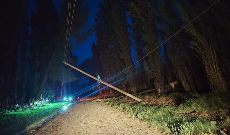 Operarios de Edersa en una tormenta de viento similar a la del martes.