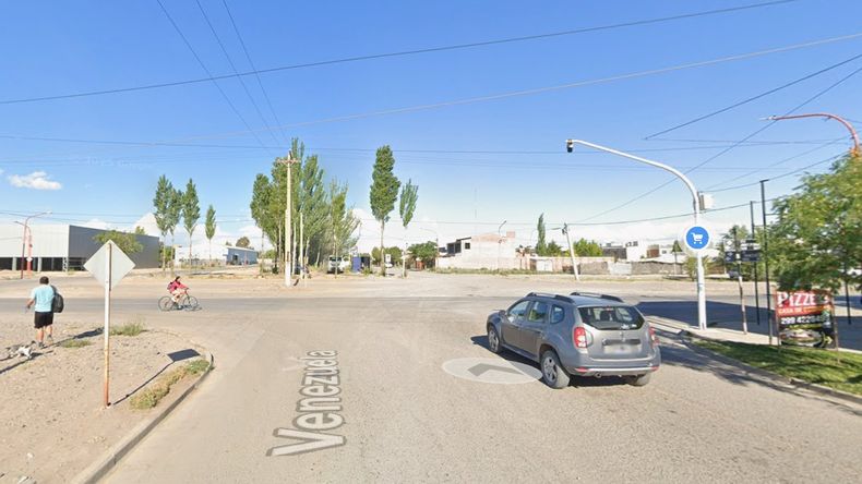 Los dos hombres se pusieron de acuerdo e interceptaron a la conductora para robarle su moto.