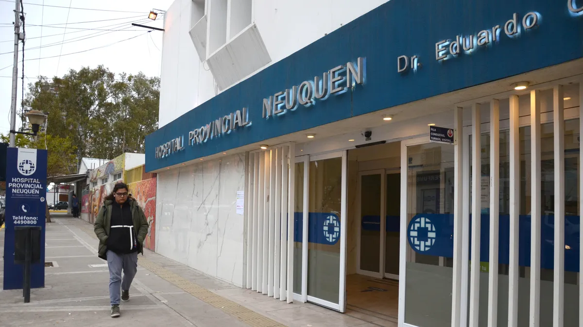Investigan si una mujer se arrojó de un edificio en pleno centro de Neuquén