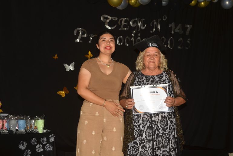 La preceptora también posó junto a ella. La preceptora también posó junto a ella.