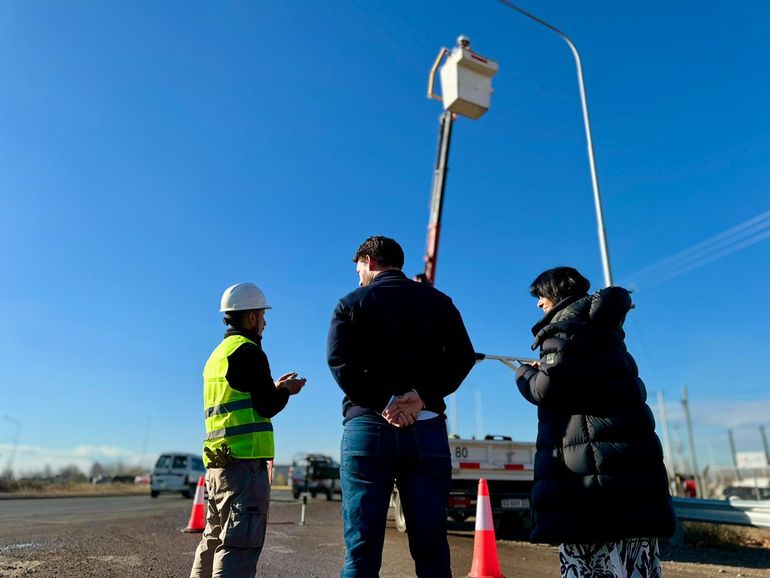 Rodrigo Buteler y Andrea Confini estuvieron supervisando el inicio de la obra de instalación de luminarias.&nbsp;