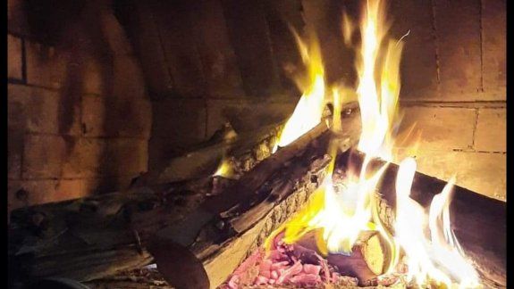 Preparaban un asado y se les apareció una cara en el fuego.