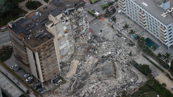 Así fue el momento en el que se derrumbó el edificio en Miami