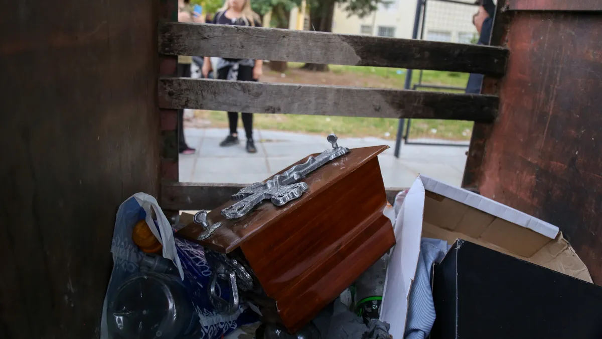 Escalofriante hallazgo en un canasto de basura