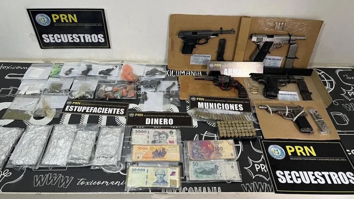 Armas, drogas y dinero en efectivos lograron secuestrar en diez allanamientos que hizo la policía rionegrina en General Roca.&nbsp;