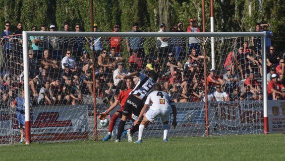 Hace 10 días, Piñero da Silva le marcó tres goles a Independiente en La Chacra por la Copa Argentina.