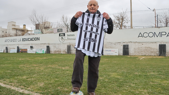 Omar Perales en La Visera y con la camiseta de Cipolletti. Historia pura. 