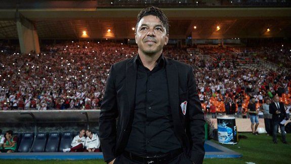 Los técnicos regionales le dan la mano a Gallardo