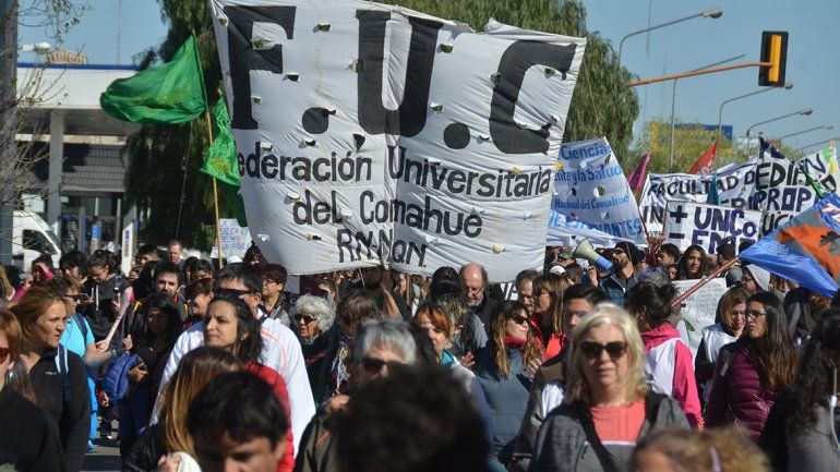 La Federación Universitaria del Comahue (FUC) en la pasada marcha universitaria.