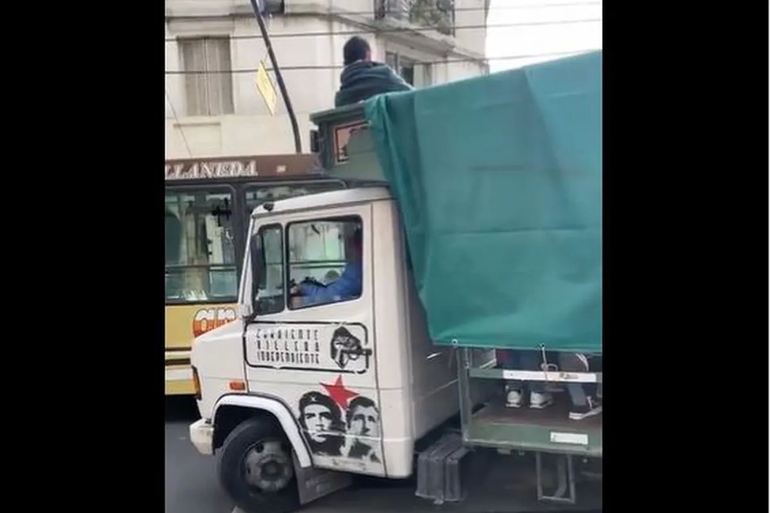 Viral: acarrearon manifestantes en un camión jaula