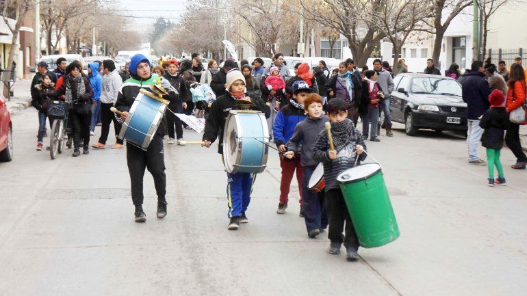 Vecinos del Barrio Obrero se movilizaron ayer por las calles de la ciudad y fueron atendidos por el intendente.