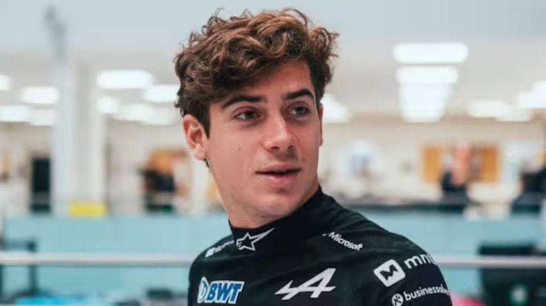 Franco Colapinto firmó una bandera y reveló qué espera de su futuro en la F1