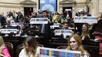 Diputados mostrando el modelo de Boleta Única Papel.