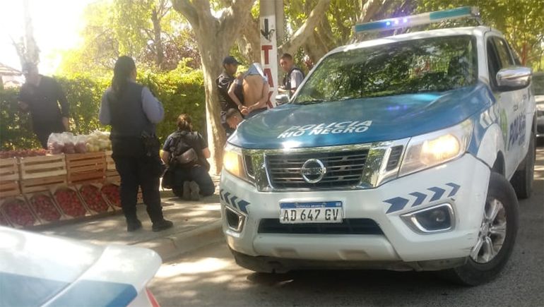 Quería inhibir la alarma de un auto y los atraparon en pleno acto