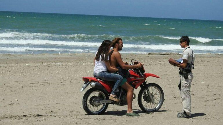 Las motos circulando por la playa son una costumbre en Las Grutas.