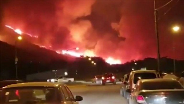 Tremendo incendio forestal en Esquel: 20 familias evacuadas