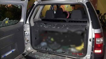 bronca entre vecinos: adolescentes vandalos destrozaron una camioneta a botellazos