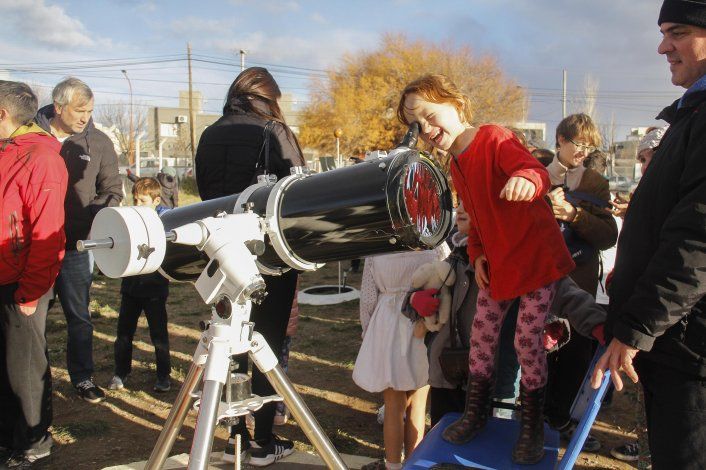 El eclipse parcial de sol conquistó a grandes y chicos