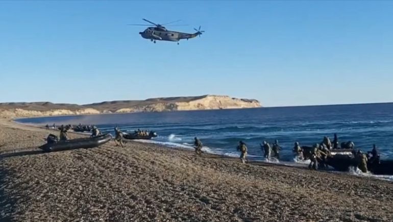 Esta vez no fueron las ballenas: un desembarco militar sorprendió a pescadores en una playa de Puerto Madryn