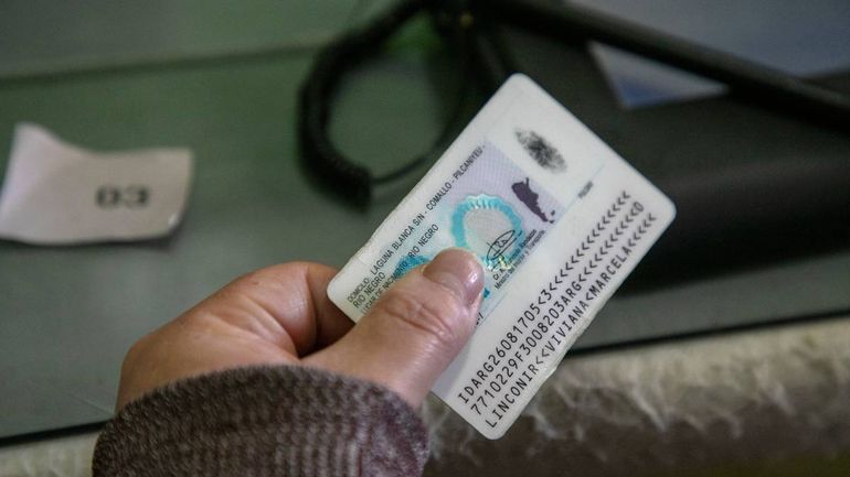 La adolescente explicó que su apellido paterno no corresponde con su origen biológico.