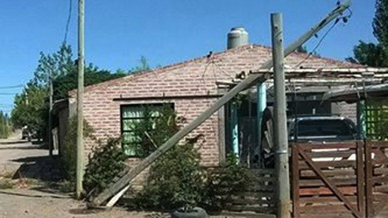 Un poste de luz se vino abajo en el barrio Costa Esperanza de Las Perlas.