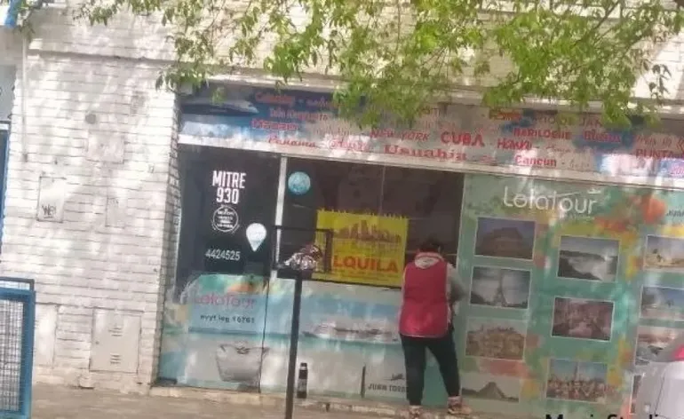 La empresa Lola Tour quedó en el centro de los reclamos a partir del cierre de su local comercial ubicado en calle Mitre entre España y Maipú.