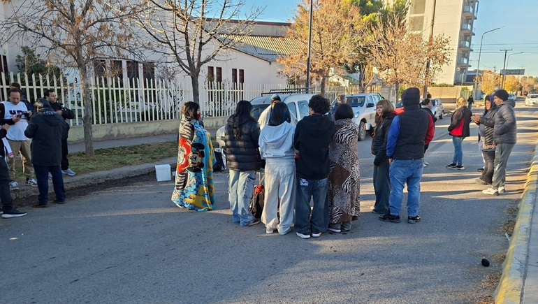 Estudiantes del CET 9 hicieron un frazadaso para visibilizar la falta de calefacción en el edificio escolar de Cipolletti.