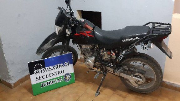 Abandonaron una moto robada y se dieron a la fuga