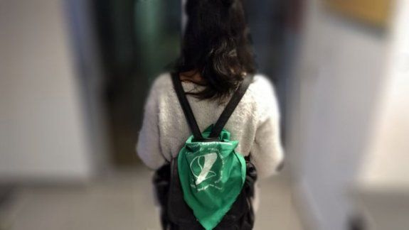 Polémica por impedimento para ir a votar con el pañuelo verde