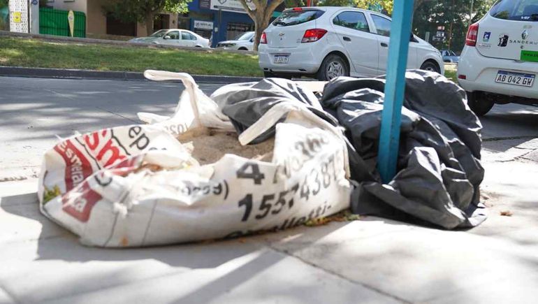 Los bolsones con materiales son moneda corriente en las veredas de Cipolletti.