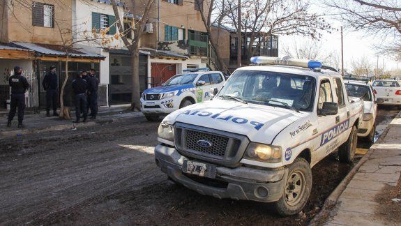 Allanaron la casa de la viuda negra y secuestraron una réplica de arma