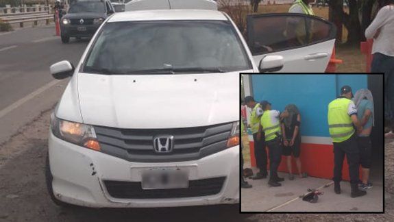 La detuvieron junto a su pareja por llevar un revólver en la cartera