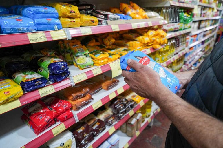 La unión de supermercados niega un aumento de precios por la corrida cambiaria.