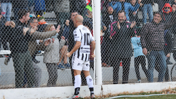 José Michelena y su grito de gol. Festejó con algunos familiares que estaban en la platea. Fotos: Anahí Cárdena 