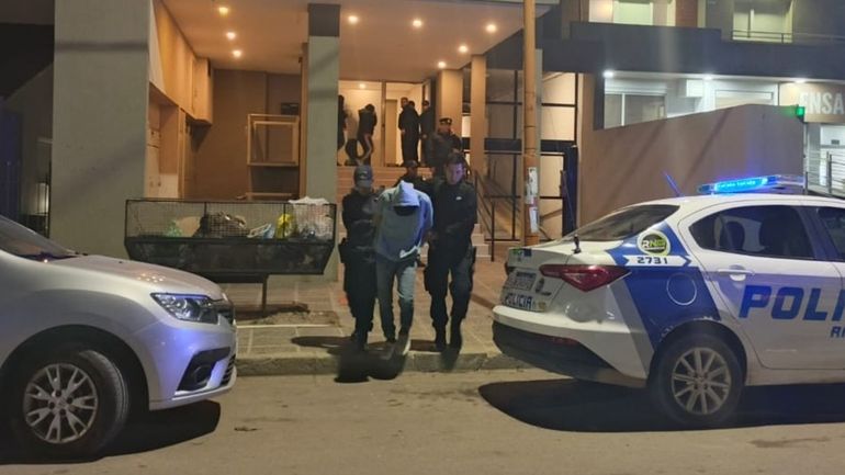 Uno de los detenidos, cuando es retirado del edificio de Yrigoyen casi Brentana. 