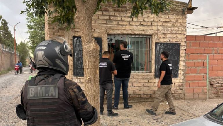 Secuestraron pirotecnia en una despensa: la vendían por redes sociales