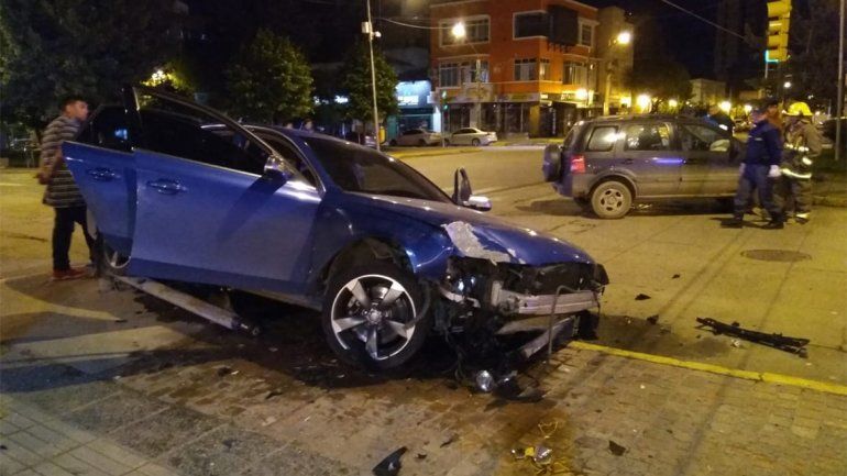 Escapaba de la Policía y terminó chocando a un cipoleño en pleno centro de Neuquén