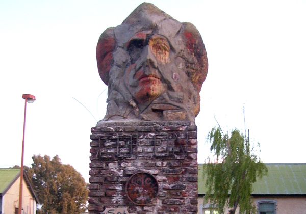 El tiempo y las agresiones deterioran los monumentos