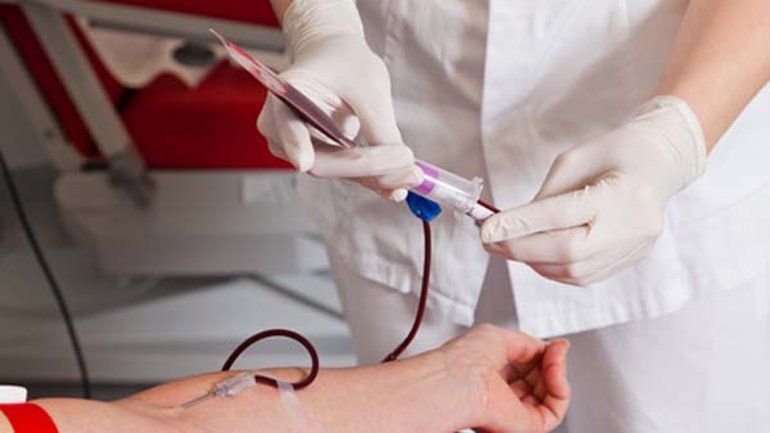 Quienes tienen entre 18 y 65 años pueden donar sangre y plasma Quienes tienen entre 18 y 65 años pueden donar sangre y plasma