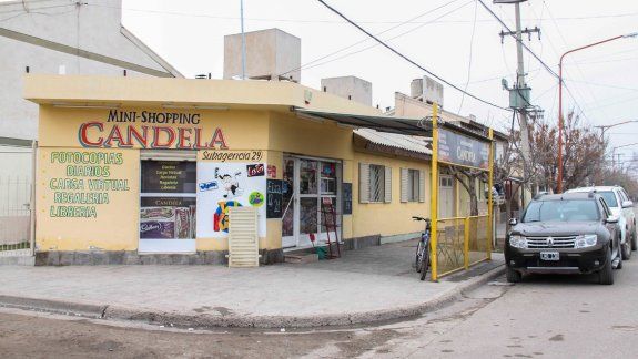 El minishopping Candela recibió la temprana visita de un delincuente, alrededor de las 8 de ayer. Armado, se llevó todo el dinero de la caja registradora.