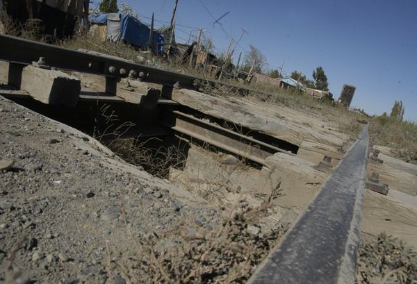 Tren arrastró taxi en Cipolletti