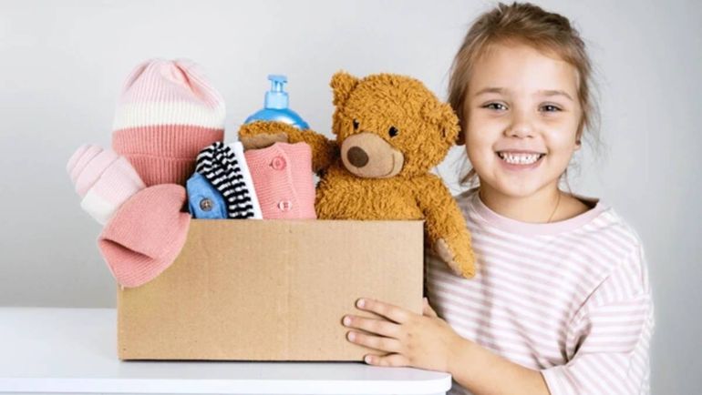 Los niños donan juguetes y la farmacia insumos.