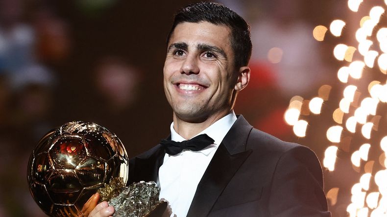 En muletas, Rodri le ganó el Balón de Oro a Vinicius