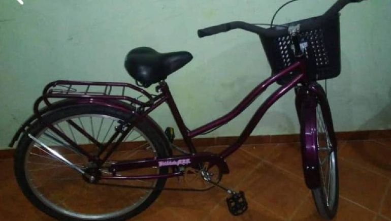 De una patada lo bajaron de la bicicleta para robarle