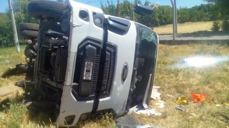 El conductor del camión quedó atrapado en la cabina con heridas.