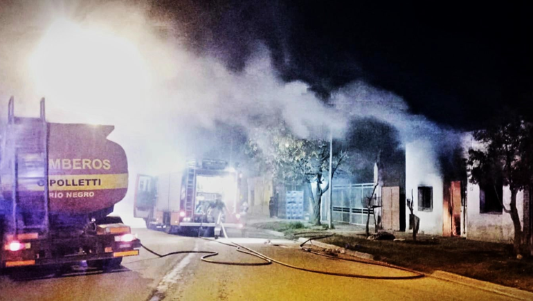 Tres dotaciones de bomberos trabajaron durante la madrugada en el barrio Del Trabajo.