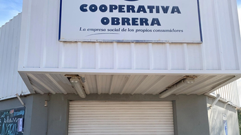 La histórica sucursal de la Cooperativa Obrera, cerrada hasta nuevo aviso.